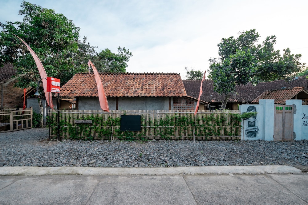 OYO 2393 Omahe Nawung Syariah 24/29