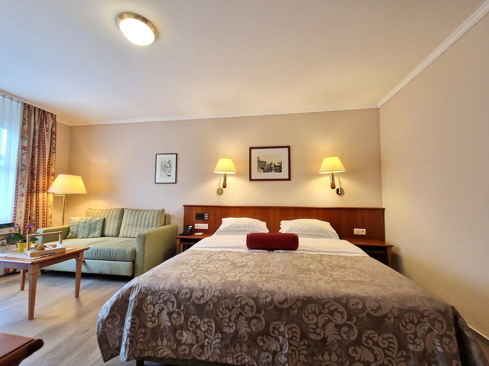 Plus, Deluxe, Queen Bed, Sofa