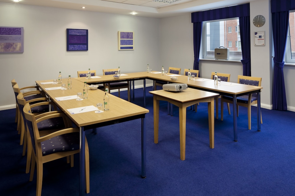 Holiday Inn Express Portsmouth Gunwharf Quays 47/56