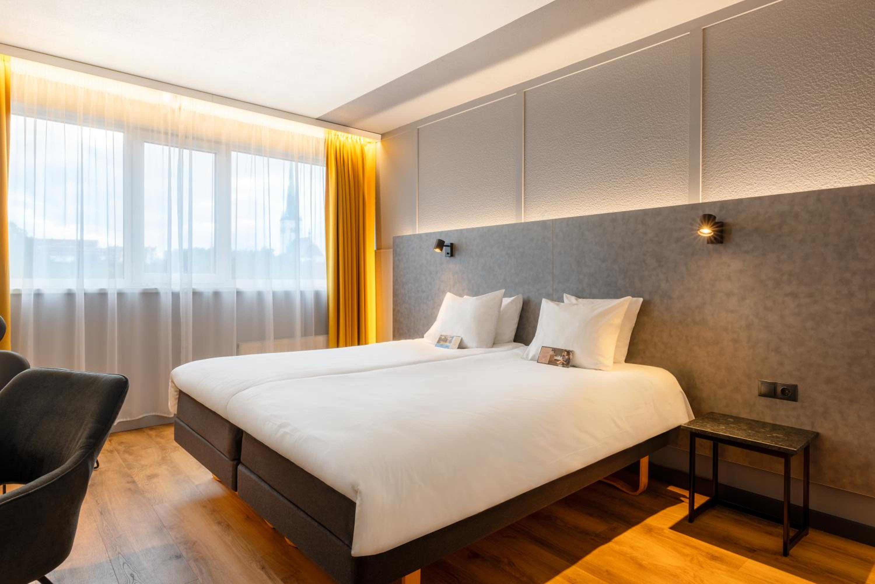 Premium, Queen Bed, Old Town View