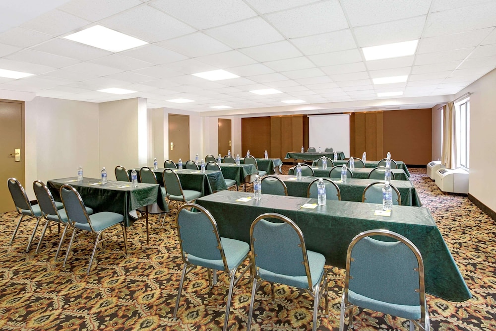 Days Inn by Wyndham Newport News City Center Oyster Point 16/22