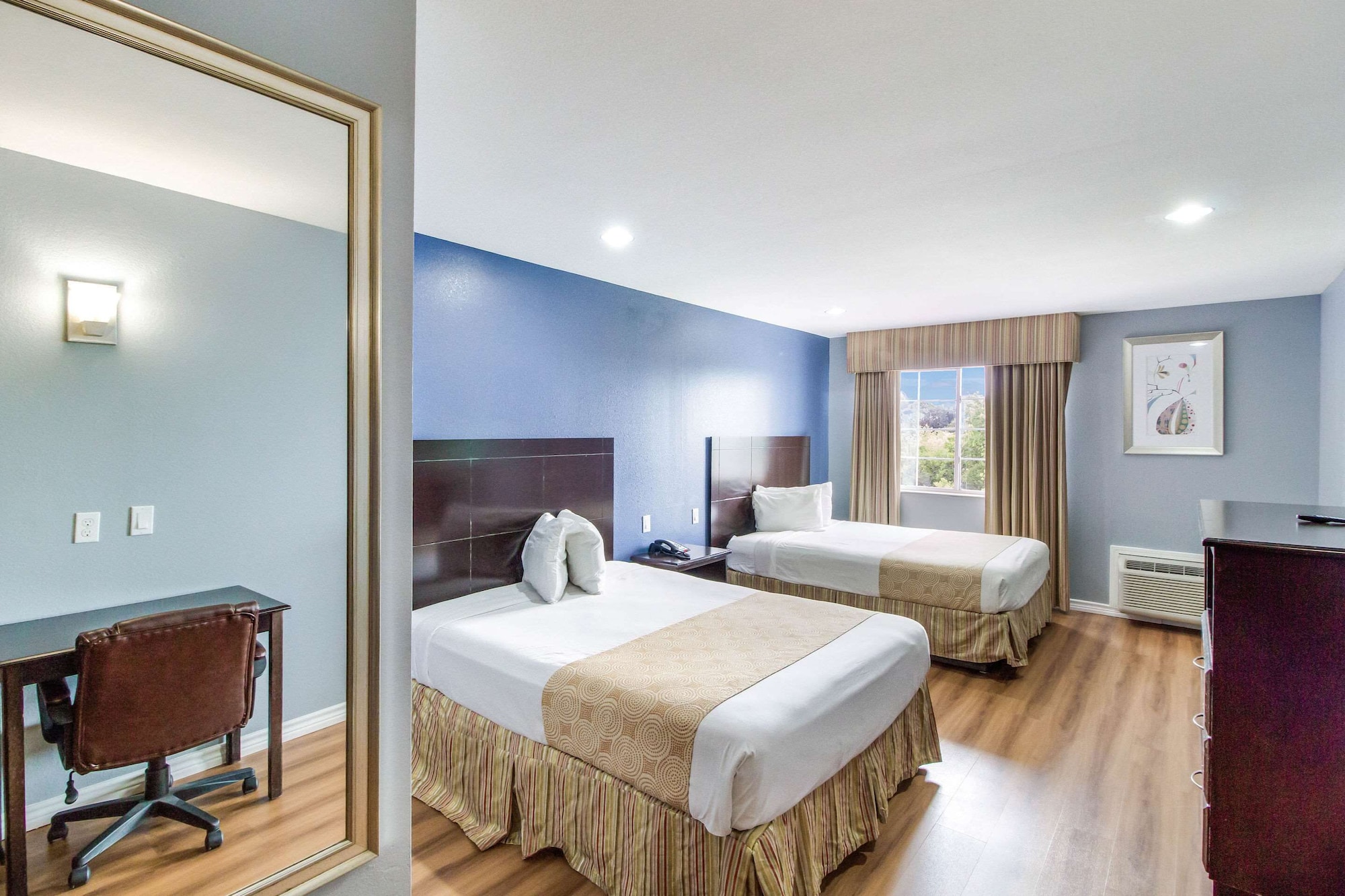 غرفة قياسية بسريرين كوين للمدخنين، Rodeway Inn & Suites Port Arthur - Groves 2/3