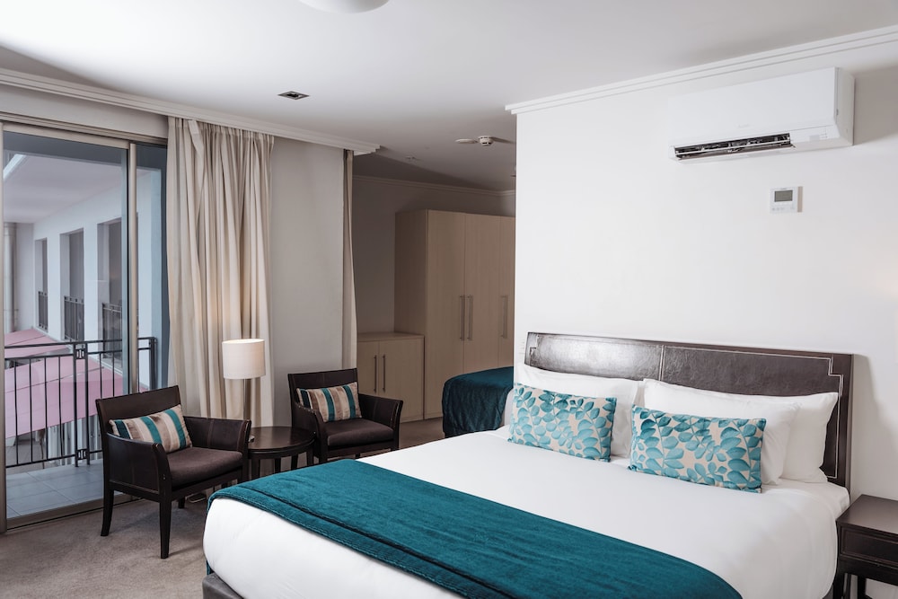 Room, 2 King Beds, Pool View