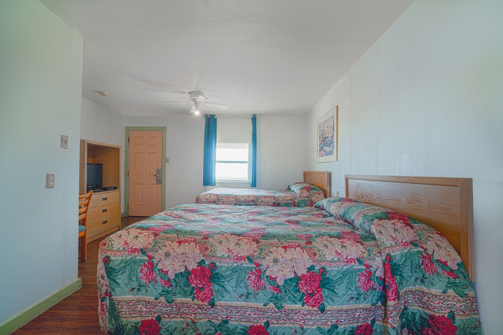 Room, 2 Queen Beds, Kitchenette
