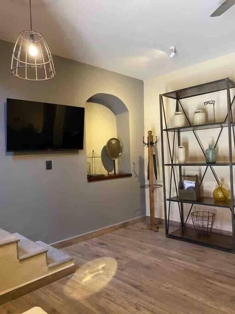 Casa Mia Suites 8/72