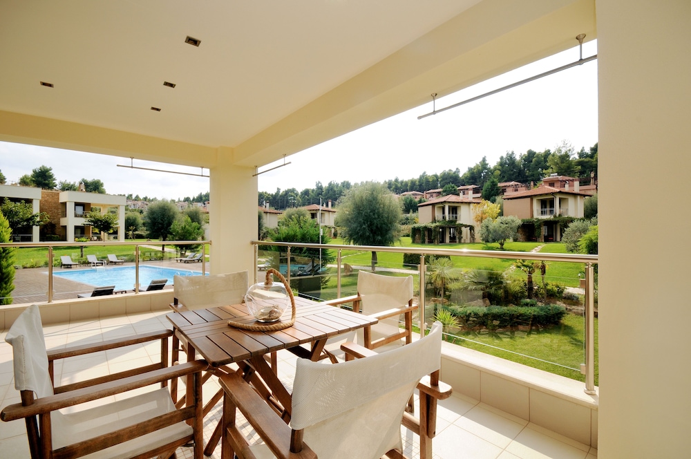 Polyastron Place Hotel & Spa 62/68
