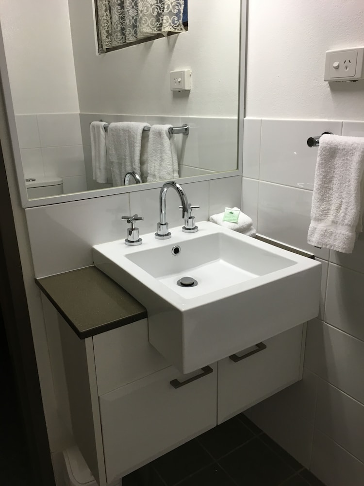Avoca Beach Hotel 44/45