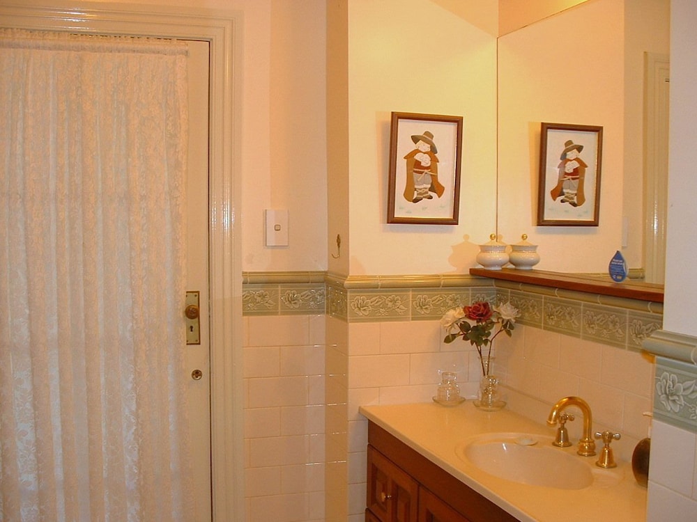 MEDITERRANEAN, PRIVATE BATHROOM