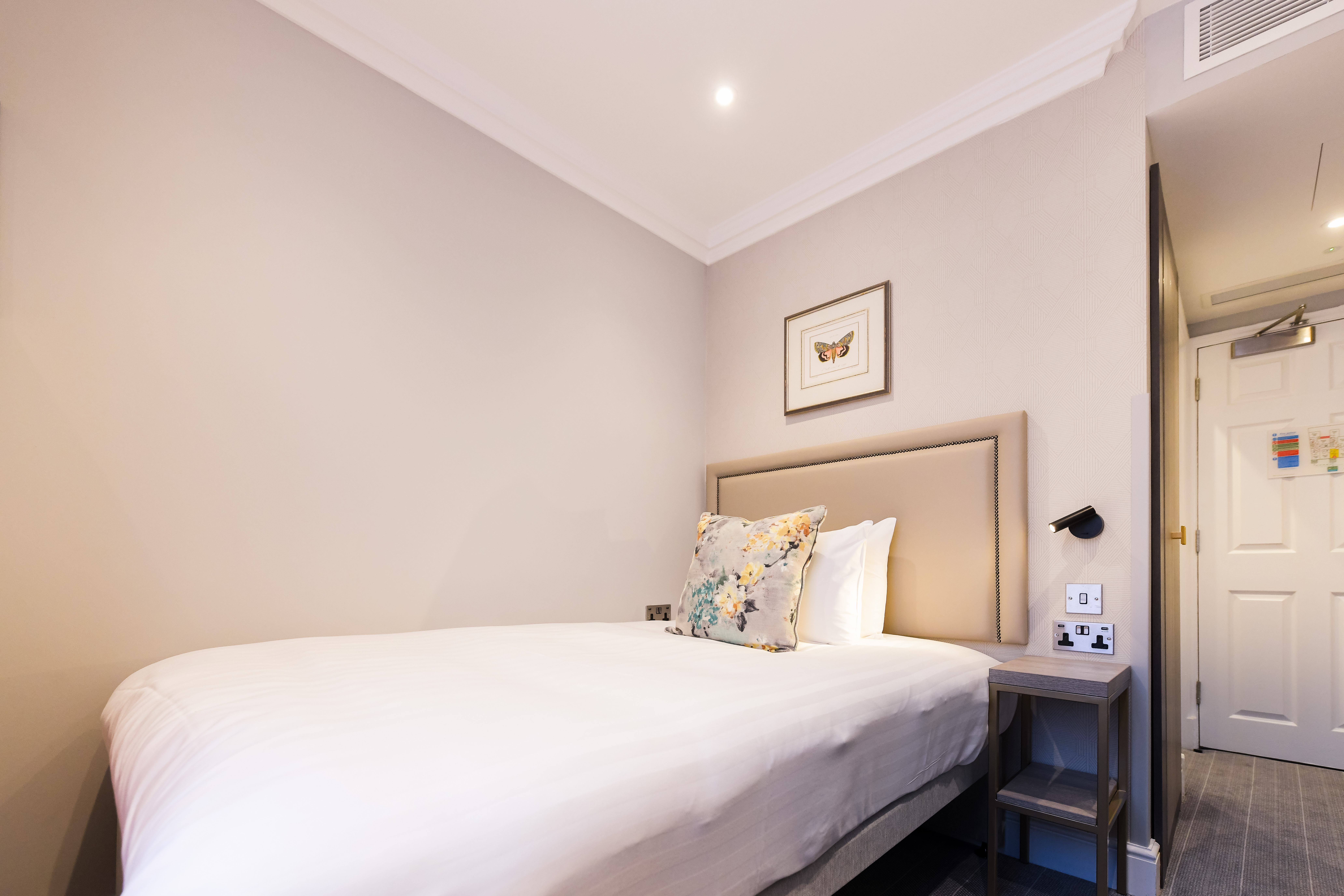 غرفة مفردة، Byron Hotel 3/14