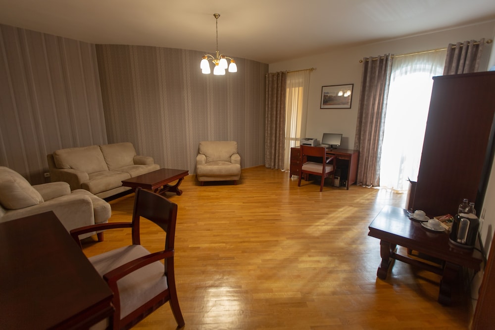 Latar Hotel Complex 41/67