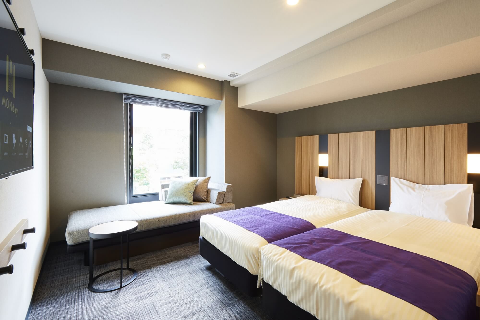 DELUXE, TWIN BEDS, SOFA