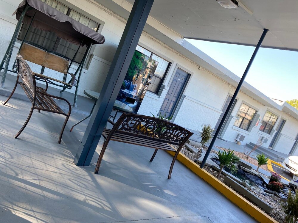 Madill Inn 26/32