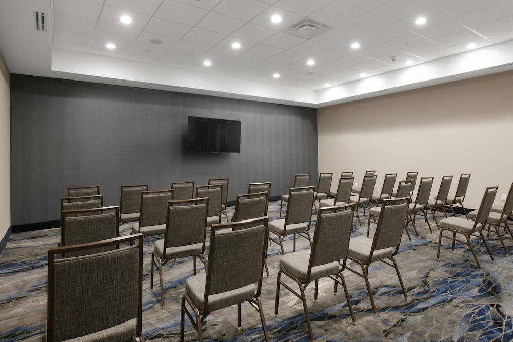 Fairfield Inn & Suites Dallas East 14/22
