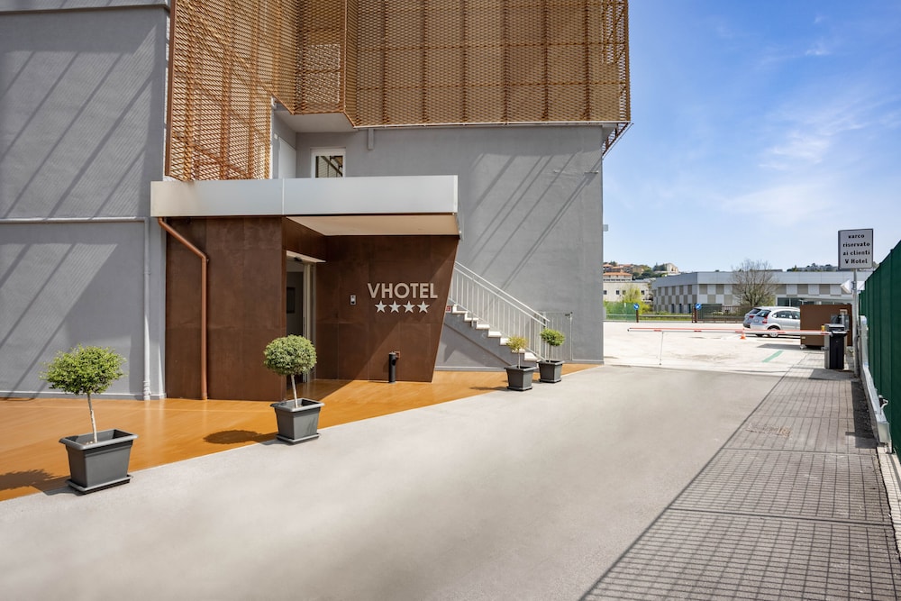 V Hotel 47/54