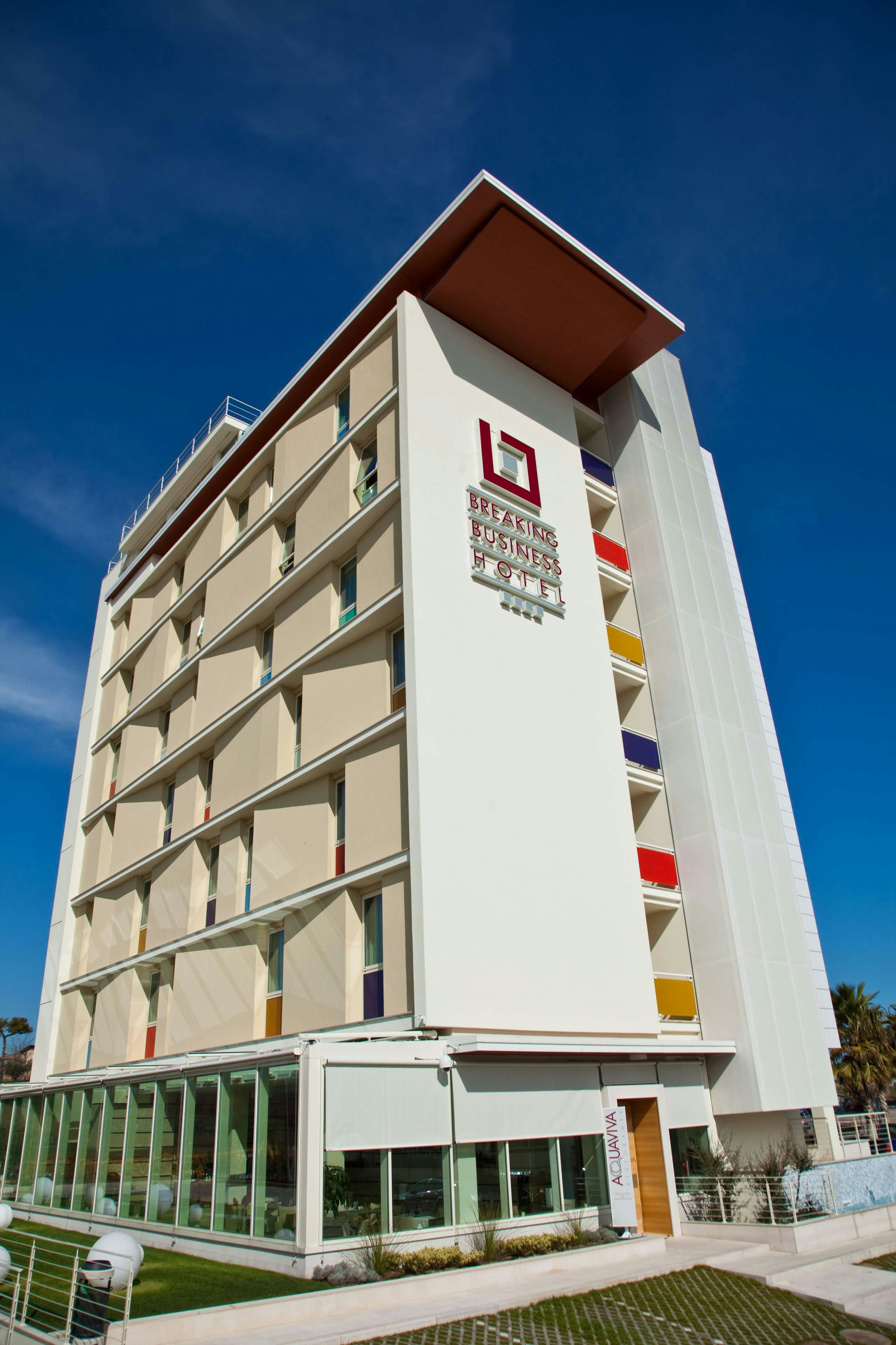 BREAKING BUSINESS HOTEL 1/17