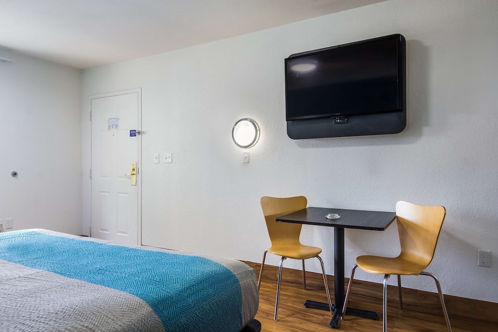 Motel6 Pensacola, FL - NAS 27/35
