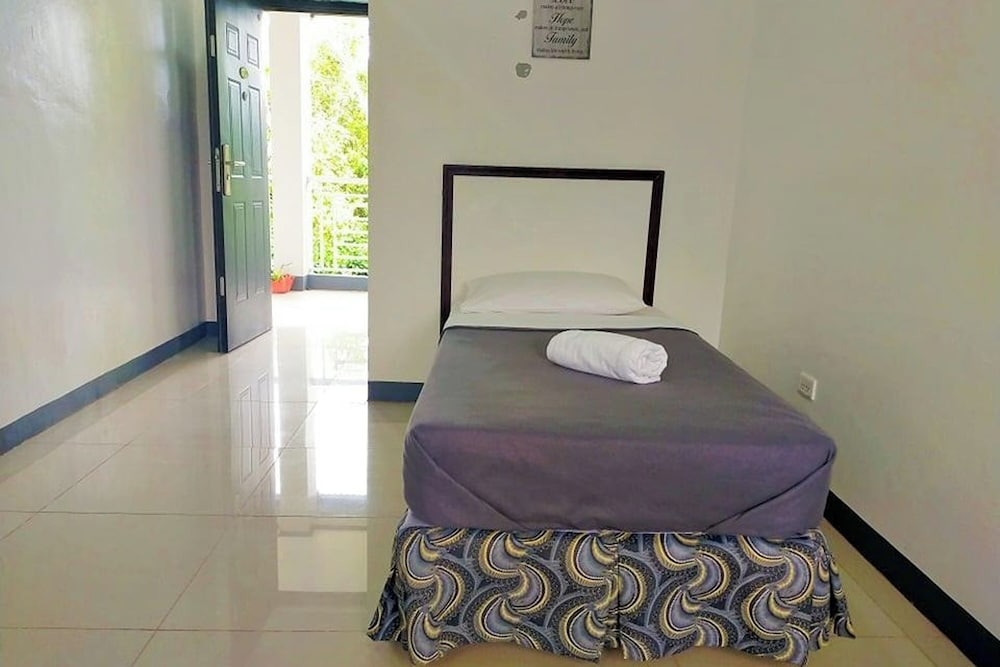 EC Hotel near Laoag Airport by ZUZU 20/34