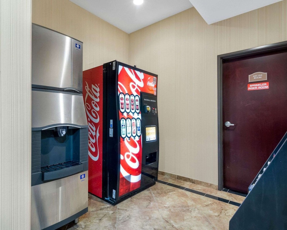 Comfort Suites Topeka Northwest 12/32
