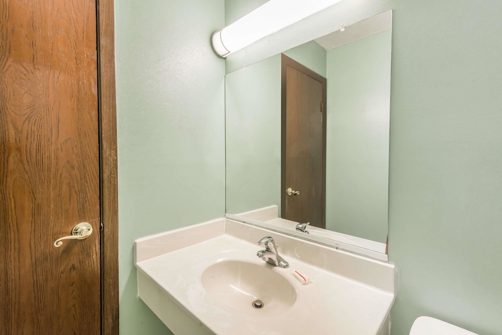 Days Inn & Suites by Wyndham Youngstown / Girard Ohio 11/39