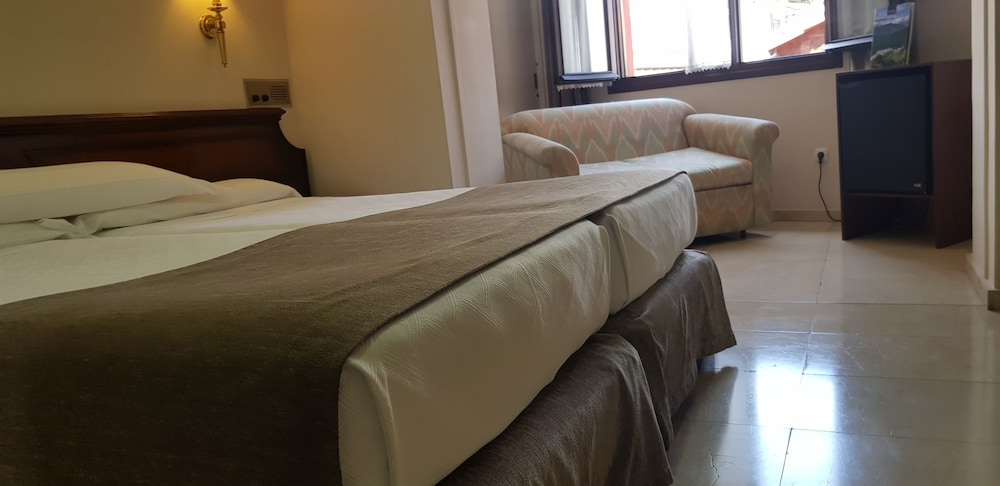 Gran Hotel Paraiso 32/65