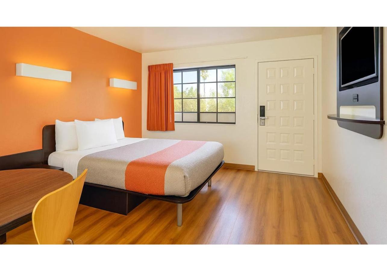 غرفة بسرير كوين، Motel6 Carlsbad, CA Beach 9/10