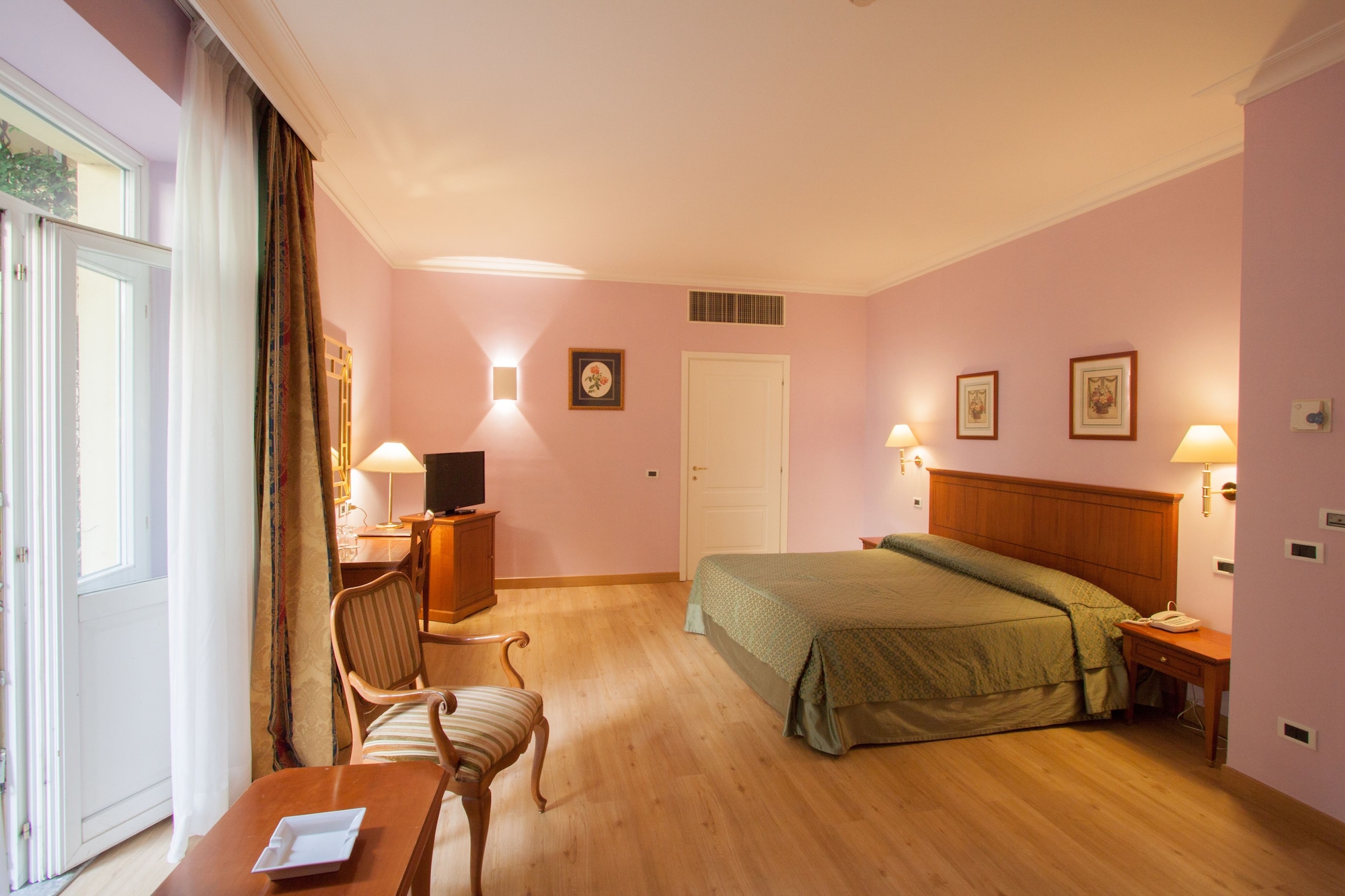 ROOM, QUADRUPLE