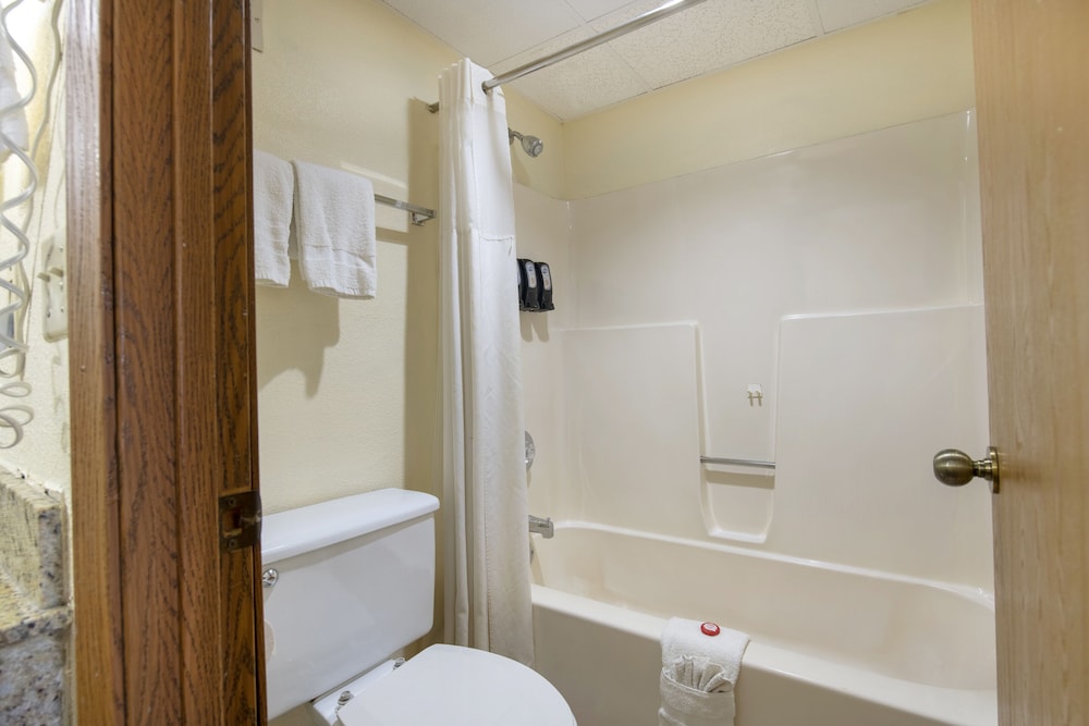 OYO Hotel Tulsa International Airport 26/26