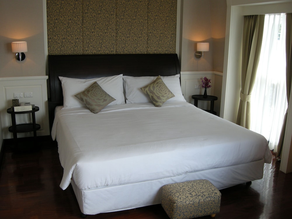 Room, River View