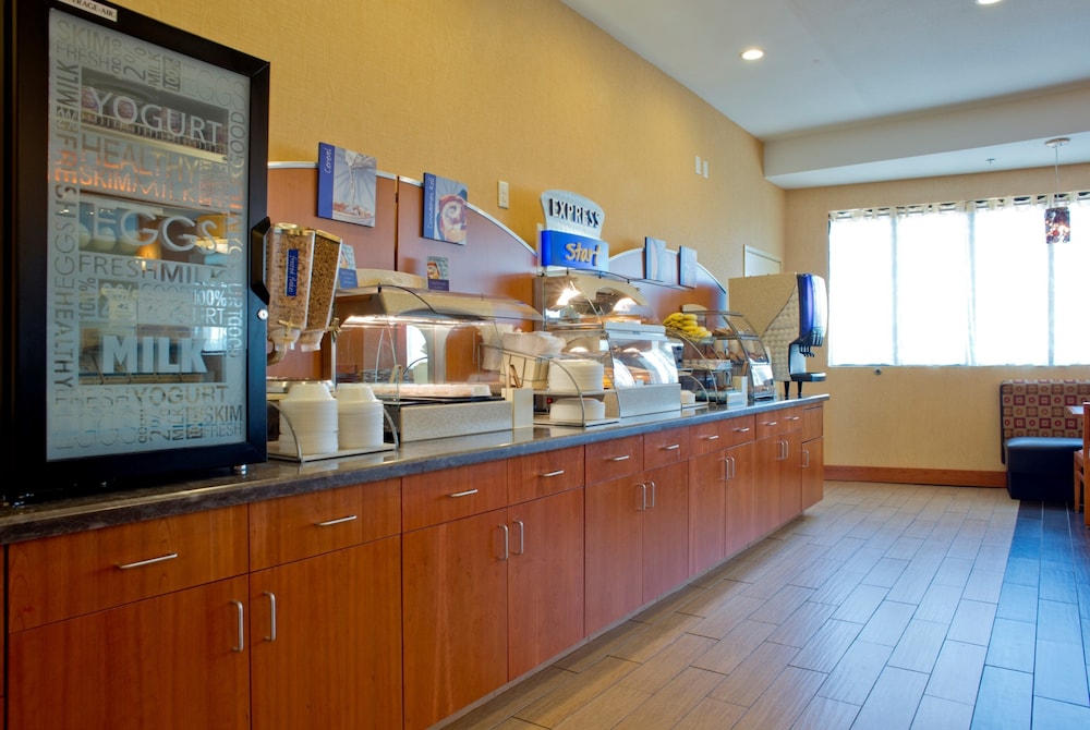 Holiday Inn Express Hotel And Suites Prattville South 11/53