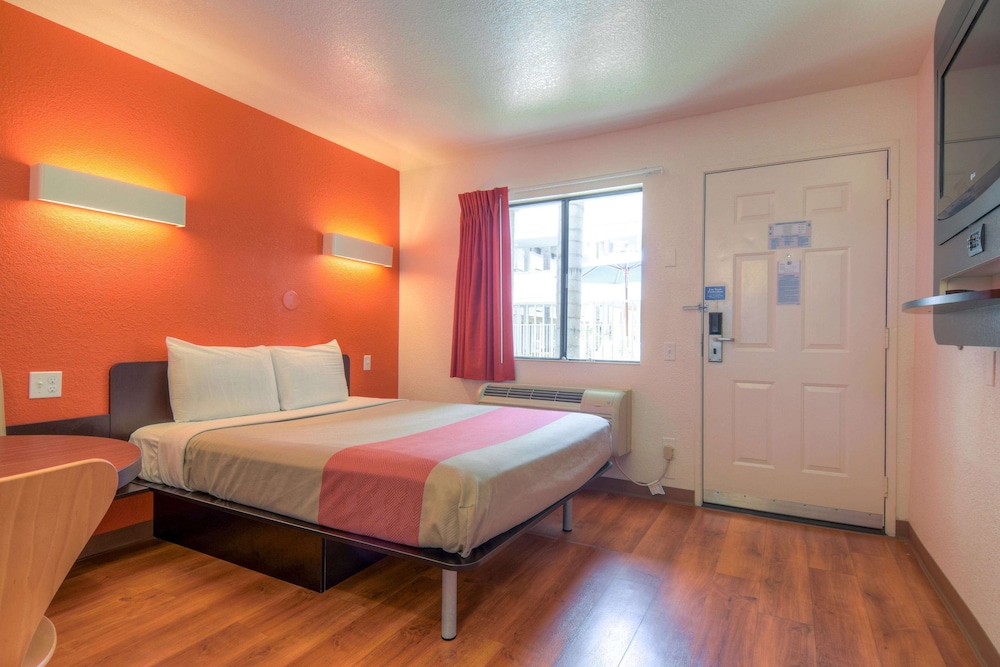 1 Queen Bed Deluxe, Mini Fridge