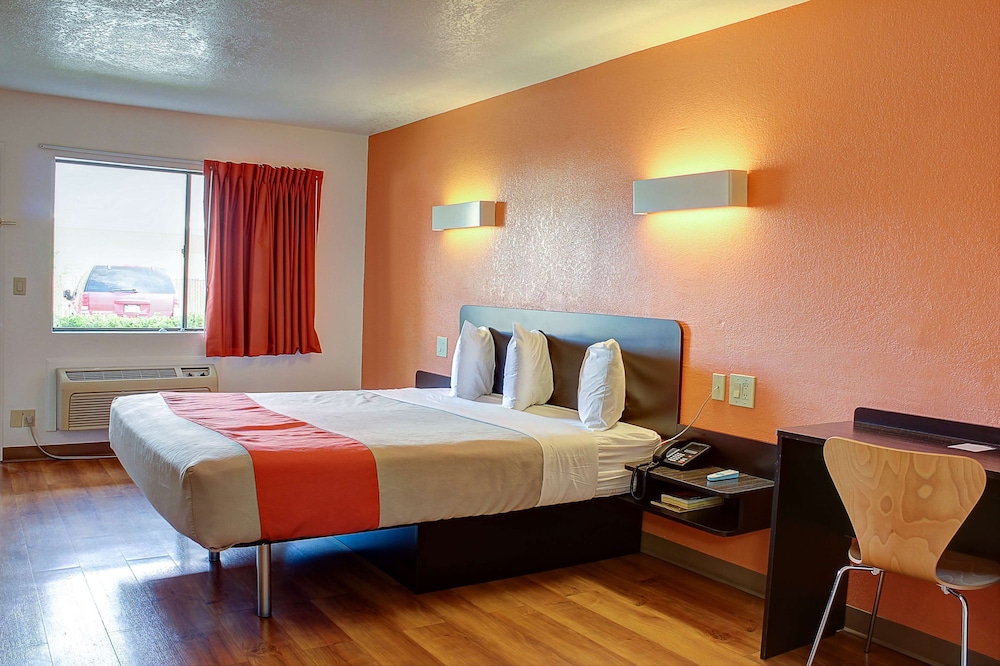 Motel6 Bishop, CA 14/33