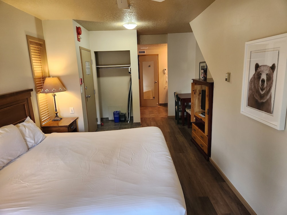 Waterton Lakes Lodge Resort 17/50