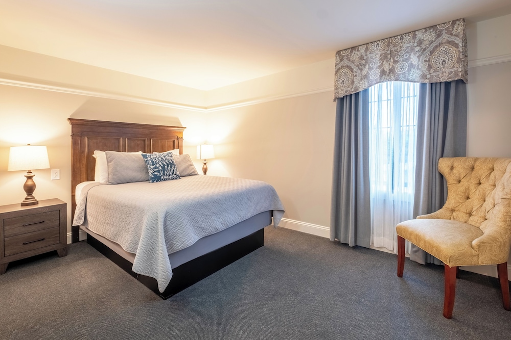 2 Bedrooms, Suite, King and Queen Bed