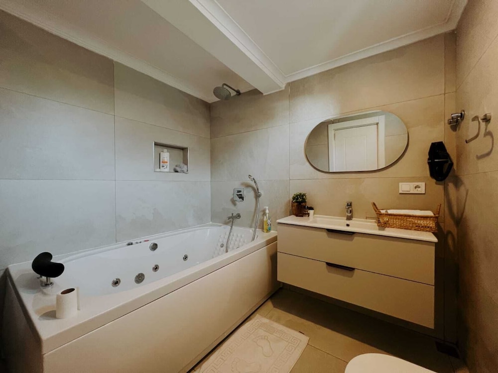Marla Suite 50/50