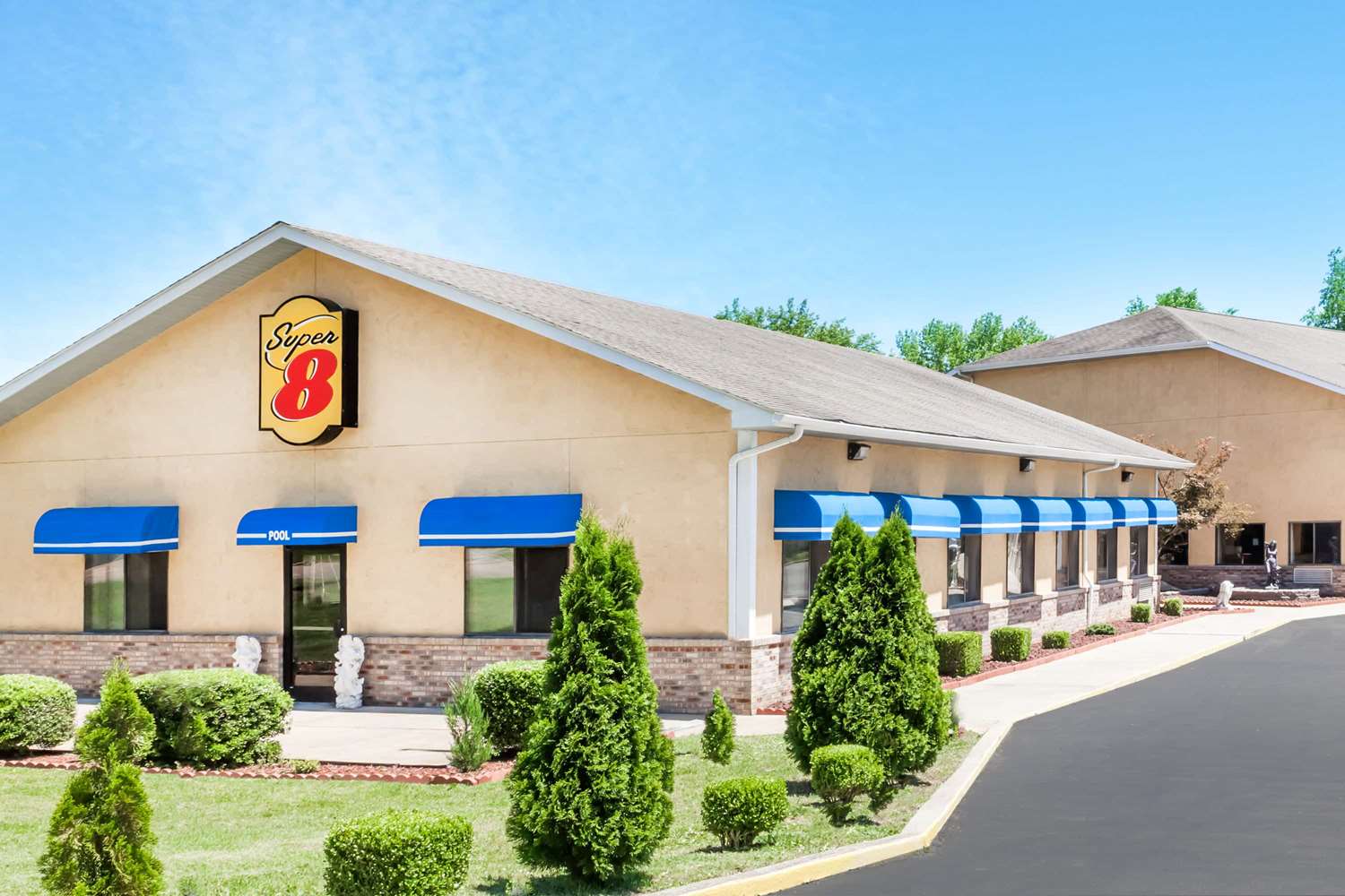 Super 8 by Wyndham Paris TN 4/31