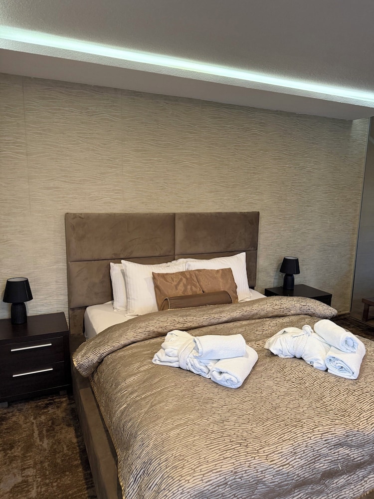 Deluxe, King Bed, River View, Hot Tub