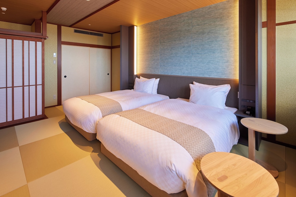 Japanese, Standard, Twin Beds, 2 Futon Beds, Partial Lake View, Bathtub