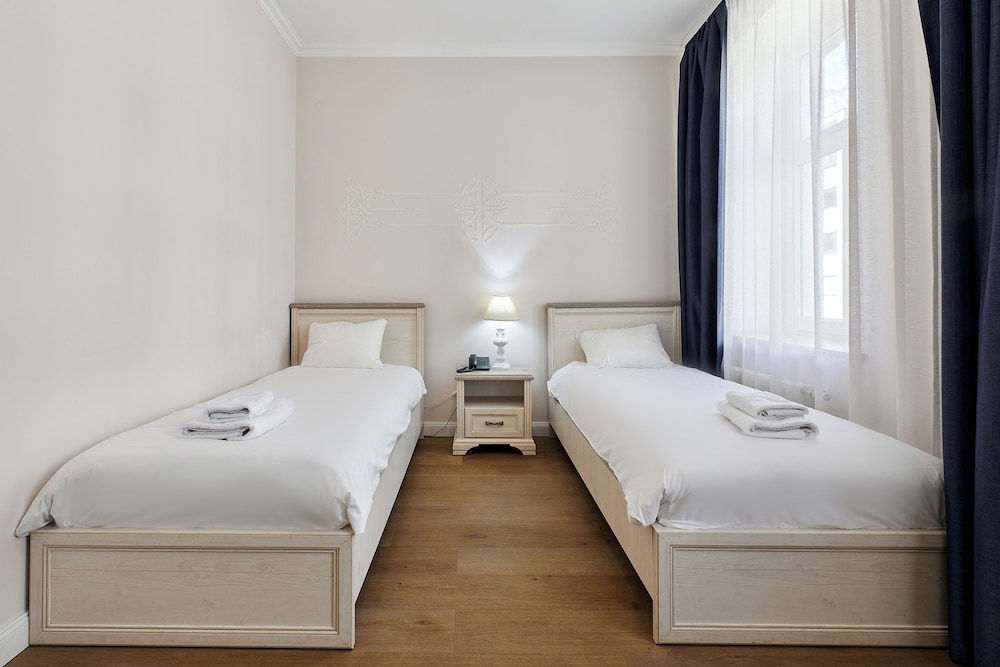 ROOM, TWIN BEDS