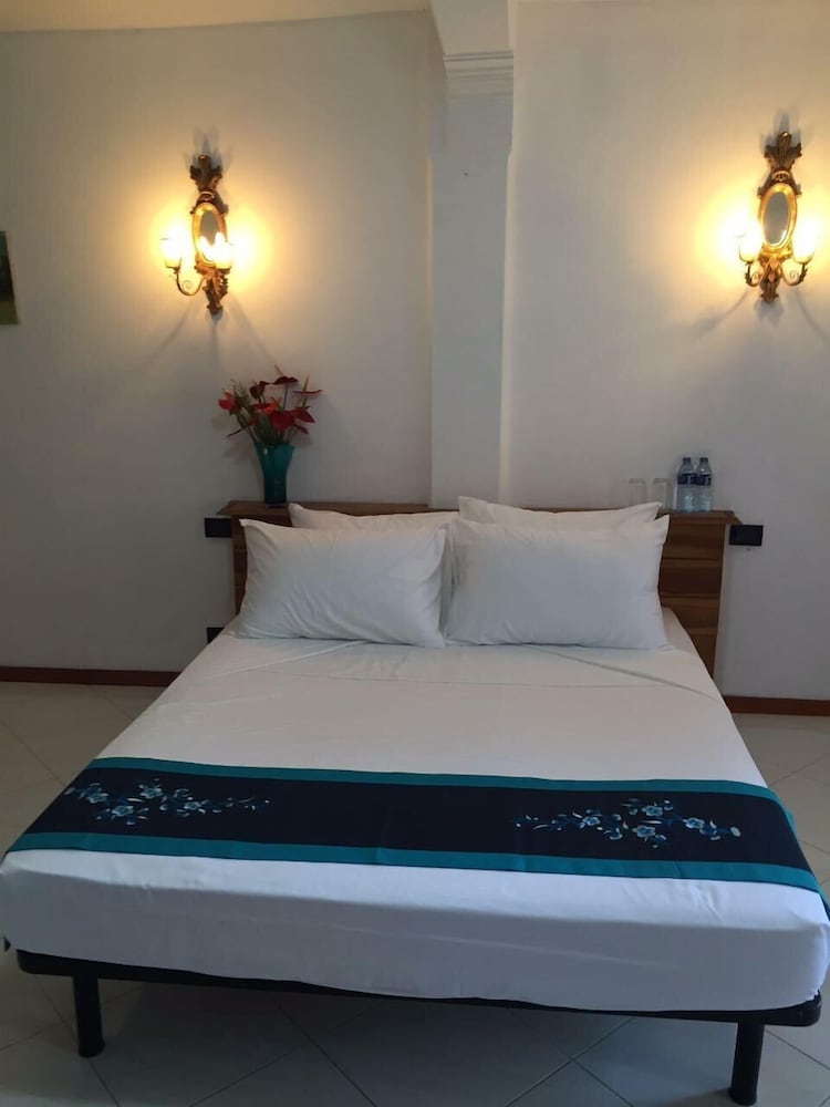 BUDGET, TWIN BEDS
