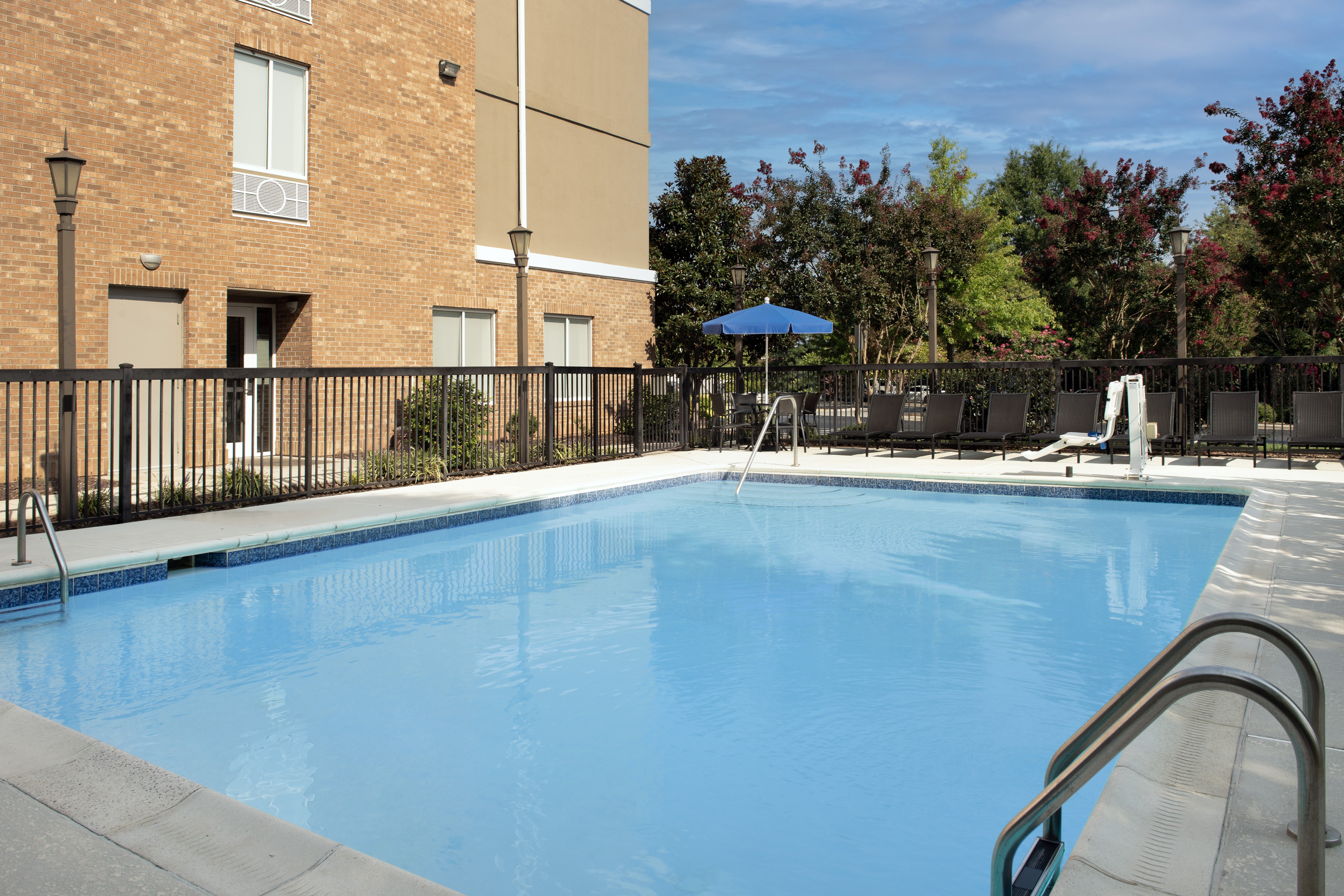 Holiday Inn Express Hotel And Suites Greensboro Airport Area 17/26