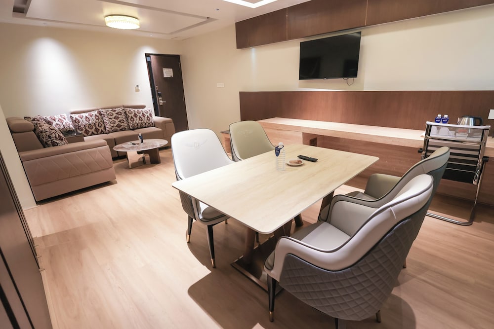 Keys Hotel Vihas 40/41