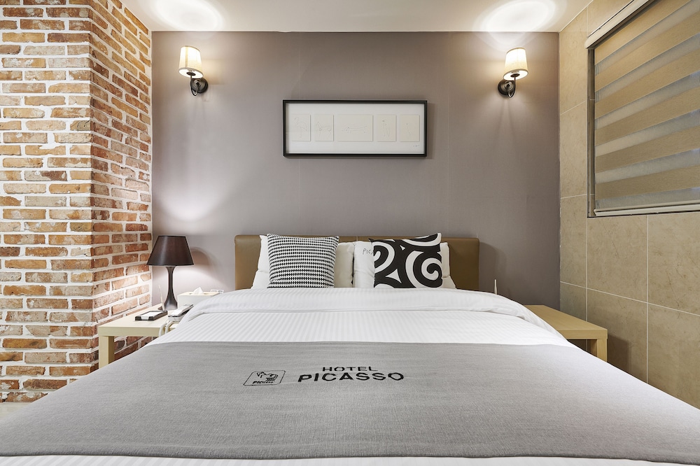Picasso Hotel 30/66