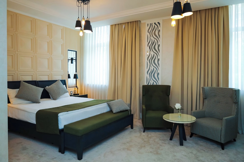 LUXURY, DOUBLE OR TWIN BED