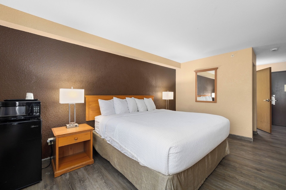 جناح بسرير كينج بغرفة نوم واحدة، Ramada By Wyndham Portland 2/7