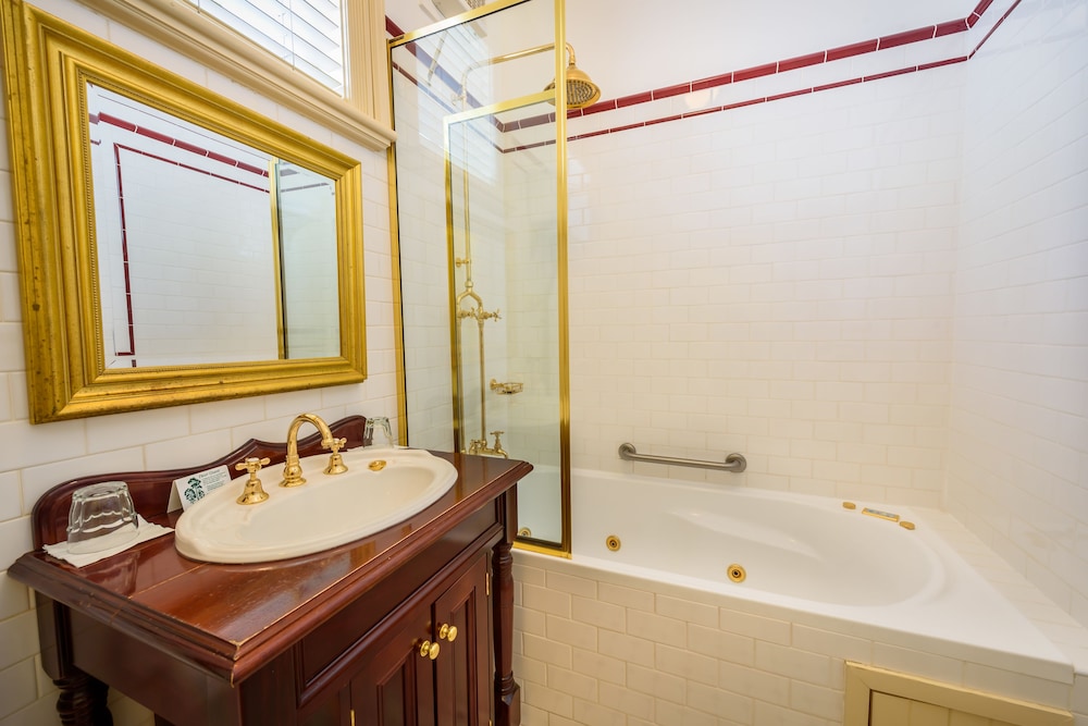 Cobb & Co Court Boutique Hotel 18/29