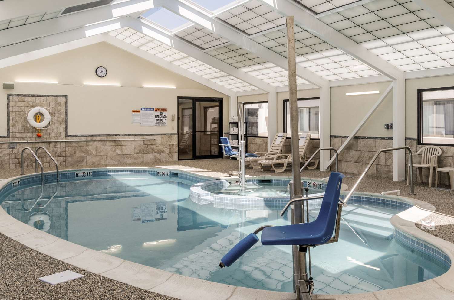 Comfort Inn & Suites West Springfield, MA 19/35