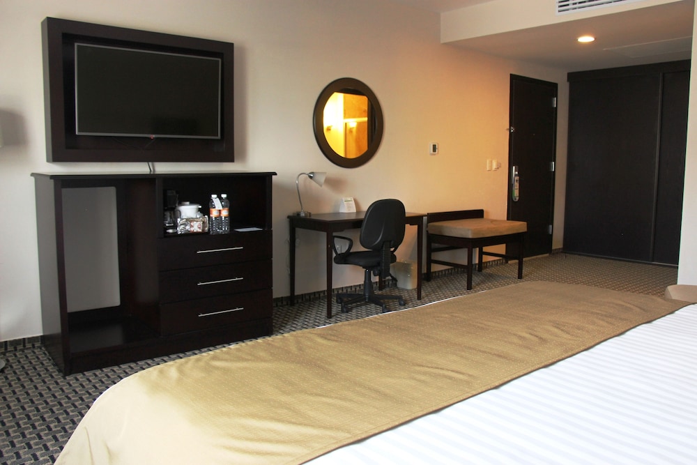 Holiday Inn Mexico Santa Fe 7/22