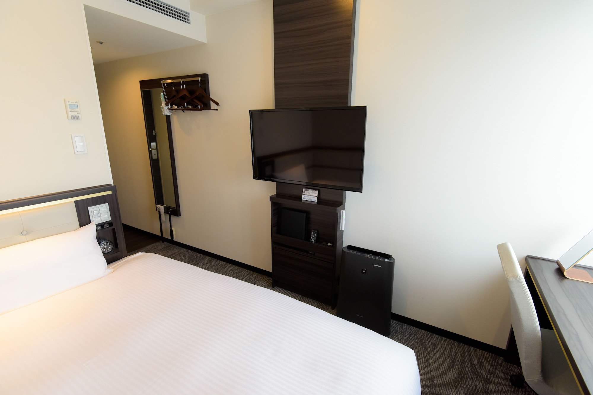 ROOM, DOUBLE BED