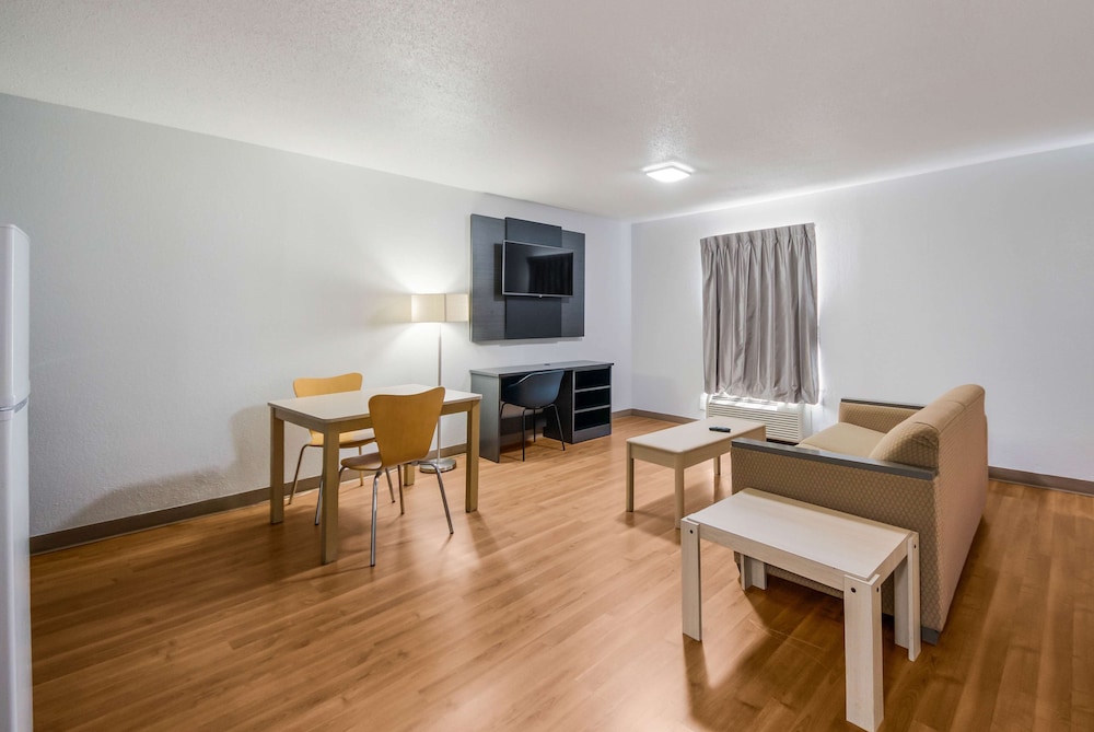 Studio6 Laredo, TX - North I 35 36/47