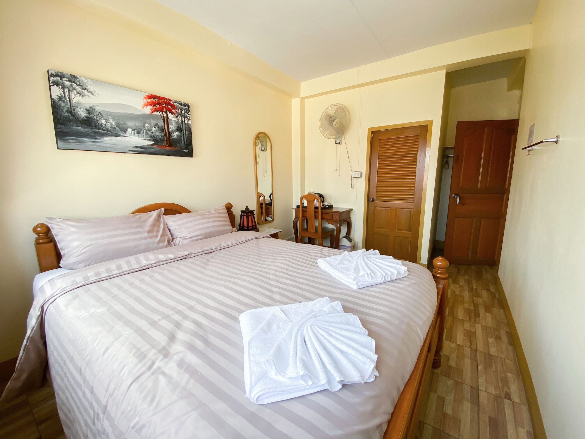 ROOM, QUEEN BED